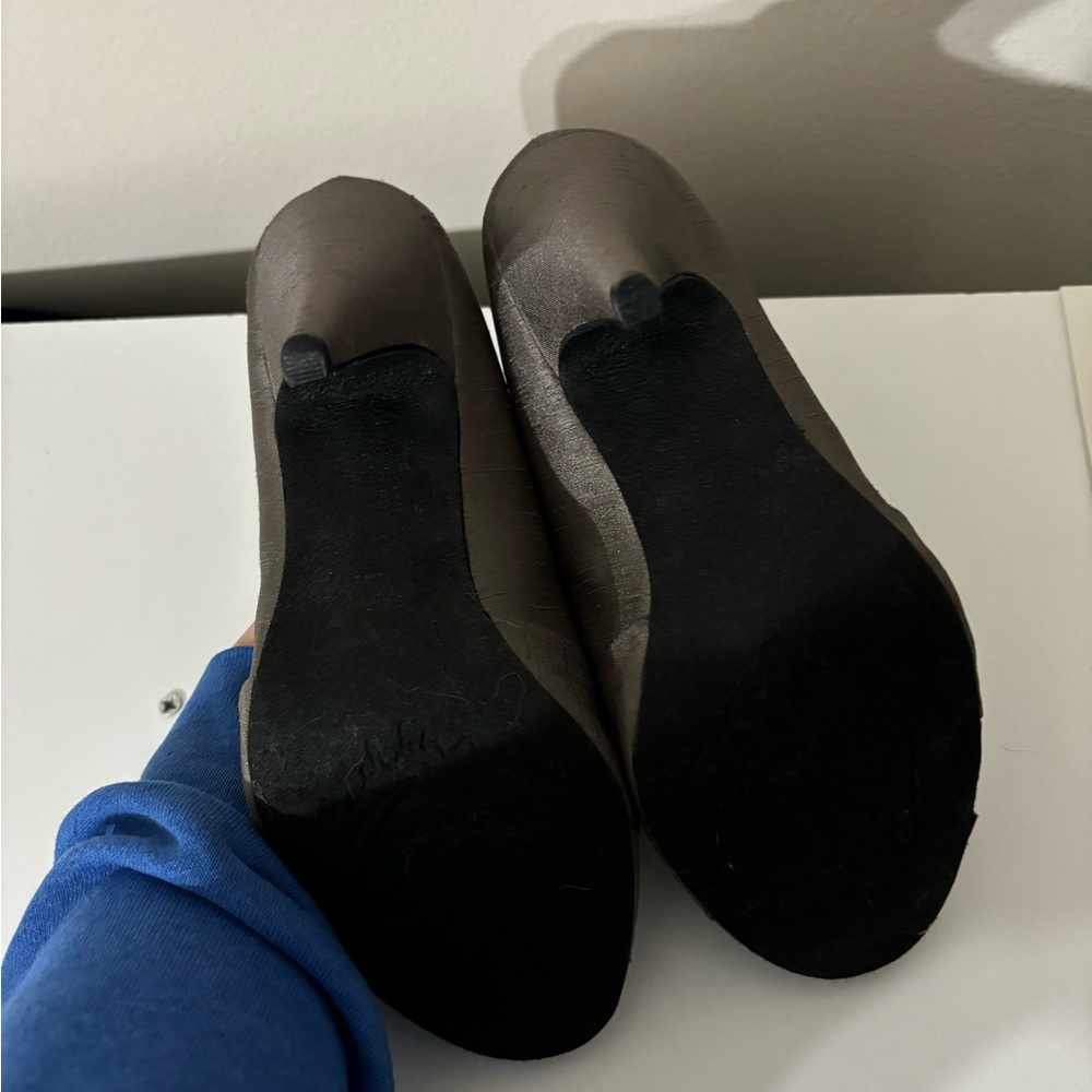 Gray Heels - Picture 6 of 6